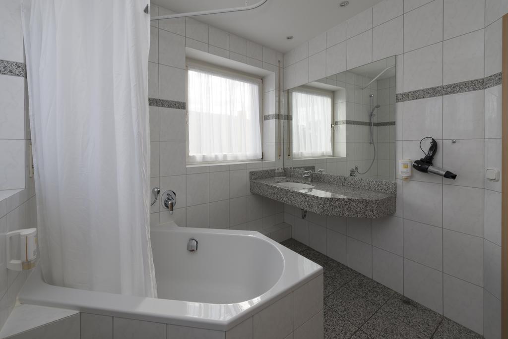 Hotel Gasthof Zum Storch Schluesselfeld Exterior photo